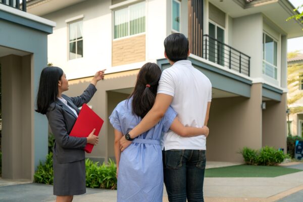 Panduan Lengkap Membeli Rumah Pertama di Tahun 2025 Pasangan memegang kunci rumah pertama
